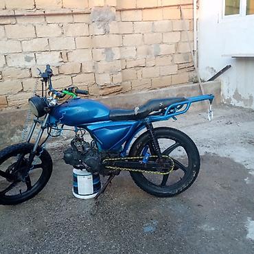 Çərçivəsi və kuzovu xüsusi mavi rəngdə boyanmış yüngül motosiklet