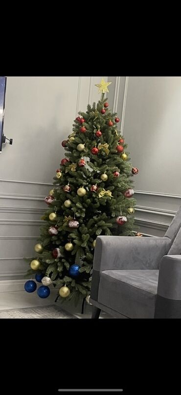 раскладной шкаф с тканевым покрытием: Искусственная новогодняя ёлка с игрушками Создаёт насыщенную