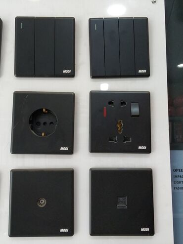 smart açar: Qara rəngdə müxtəlif MODI elektrik açarları və rozetkaları. Buraya tək