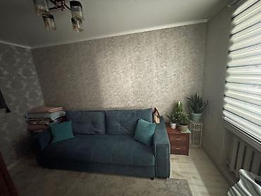 Продажа комнат: Дом 5 комн. - Большая гостиная: светлые стены с фактурными обоями — 14
