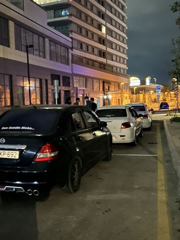 Nissan: Nissan Tiida sedan – qara rəng, şəhər üçün komfortlu və çevik