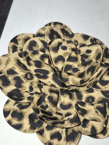Broşlar: Leopard naxışlı, əl işi olan gül broşları. Paltolara, şərflərə və ya -da lalafo.az — 3 Broşlar: Leopard naxışlı, əl işi olan gül broşları. Paltolara, şərflərə və ya — 3