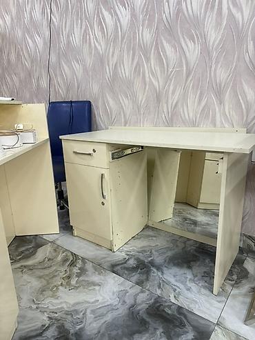 dırnag stolu: Açıq krem rəngdə iş masasi dirnag stolu - Material: laminat/MDF tipli — 1