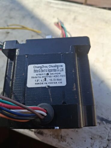 Оперативная память (RAM): 86BHH80-Y420C-Y32B model nömrəli step motor. Bu motor 1.8 dərəcə addım