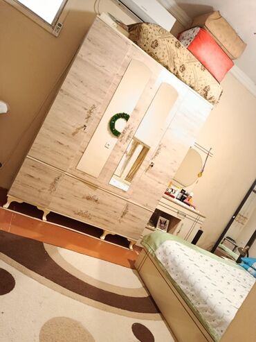 Uzunmüddətli kirayə mənzillər: SATILIR. Nizami metrosu, kubinkada heyet evi satılır . Bir heyetin — 15