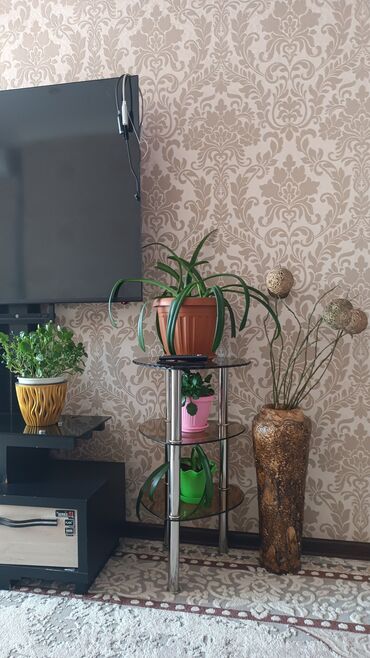 Полки для обуви: Элегантная угловая полка из светлого дерева с тремя вместительными — 6