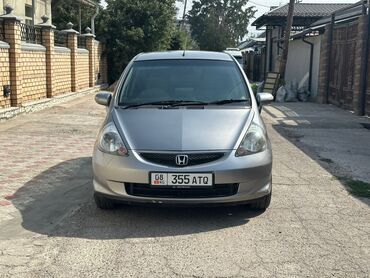 мотор 4 2: Хэтчбек Honda Fit серого цвета, идеально подходящий для городских