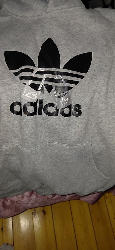 ustol usti qelyan: Boz rəngli kapüşonlu svitşot - Ön hissədə böyük qara Adidas Trefoil — 1