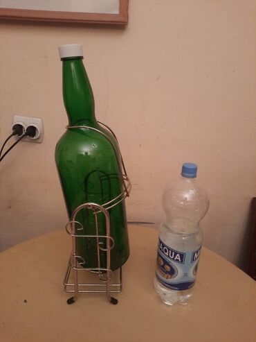Ostalo posuđe: Velika flasa sa postoljem.
Oko 4,5 l — 5