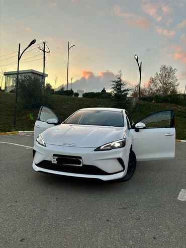 BYD: BYD Seal 0-5 DM-i sedan – ağ rəng, aerodinamik kuzovlu, arxa hissədə — 9