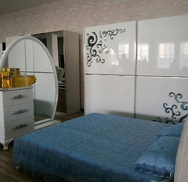 bar stulari: Mebel dəsti - Rəng: ağ (şüşə və xrom detallarla), divan – tünd mavi — 5