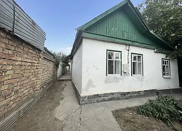 Үйлөр: Продаётся участок с домом в тихом, обжитом районе. Район — 1