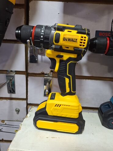 электроинструменты для дома: Аккумуляторная дрель-шуруповерт DeWalt в черно-желтом корпусе