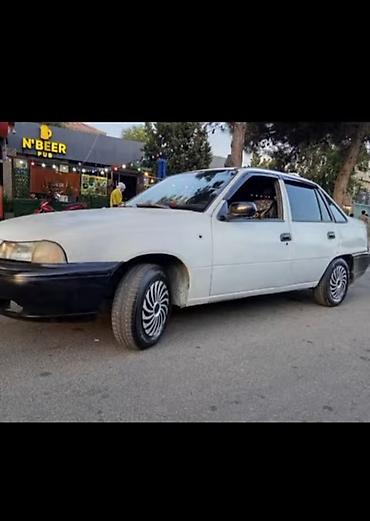 Daewoo: Daewoo Nexia sedan - Kuzov: 4 qapılı sedan, ağ rəng, qara bamper və — 7