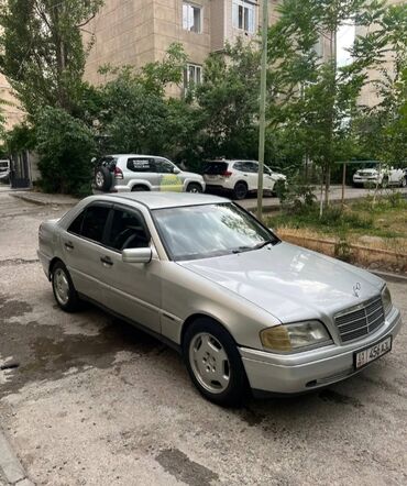 Mercedes-Benz: Автомобиль Mercedes-Benz C-класса в серебристом цвете. Седан с