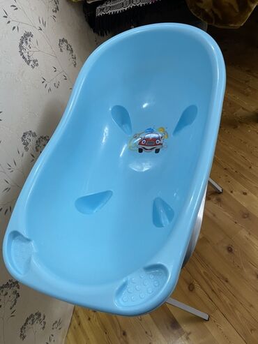 Mavi rəngli uşaq hamam küveti, altinda saxlama demiri ile birge