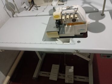 Промышленные швейные машинки: Продается машинка 15000 сом и оверлок 4000 сом