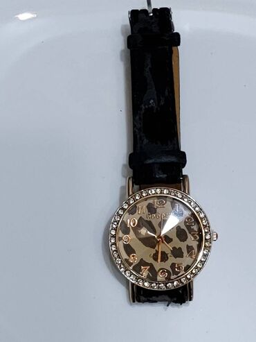 Watches: Novi ženski sat sa crnom narukvicom od veštačke kože. Kućište sa