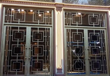 w202 qapi: Dekorativ metal giriş qapıları və vitrajlı pəncərə-panellər - Dizayn