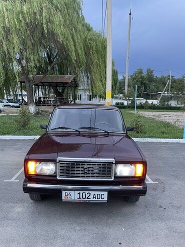 опель вектра а: Автомобиль ВАЗ-2107 тёмно-бордового цвета, четырёхдверный седан с
