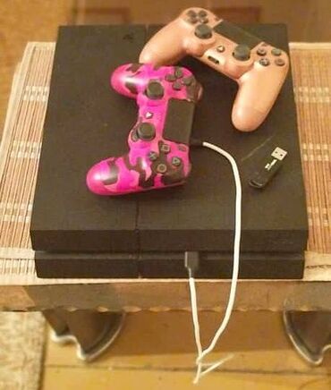 купить диски на sony playstation 4: Продаю приставку Sony PS4.Прошитая,500гб.В