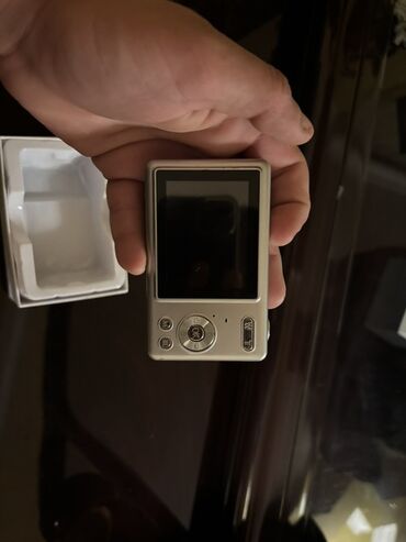 Fotokameralar: Gümüş rəngdə, 4K meqapikselli, yığcam digital fotoaparat. Cibdə