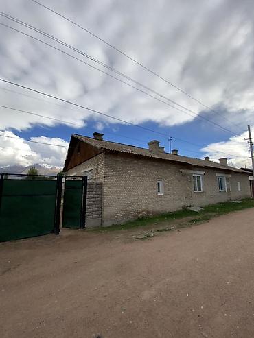 с жал: Продаётся одноэтажный кирпичный дом с прилегающим двором и капитальным — 1