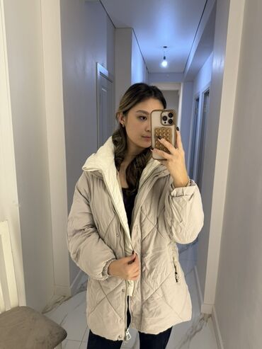 button куртка двухсторонняя: Утеплённая женская куртка-пуховик в бежево‑молочном оттенке