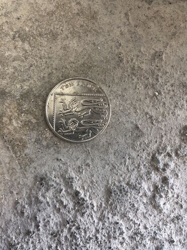 редкие старые монеты: Великобританский один фунт 2011 г. коллекционерноя монета