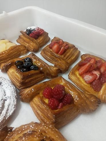 Выпечка, хлебобулочные изделия: Французская выпечка ручной работы. Свежая выпечка оптом от — 10