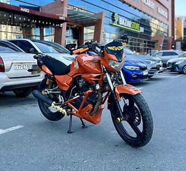 enduro: Sport üslublu kuzovlu, narıncı rəngdə küçə motosikleti. Aşağıdakılarla — 1