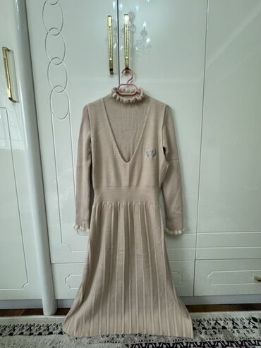 вязаное платье горчичного цвета: Трикотажное платье двойка, бежевое. - Материал: мягкий плотный