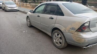 Ford: Model: Ford Focus sedan (1-ci nəsil), gümüşü rəngdə kuzov, sağ tərəfdə — 8