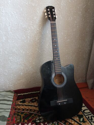 Гитары: Акустическая гитара 6-струнная, корпус типа дредноут с вырезом at lalafo.kg Гитары: Акустическая гитара 6-струнная, корпус типа дредноут с вырезом