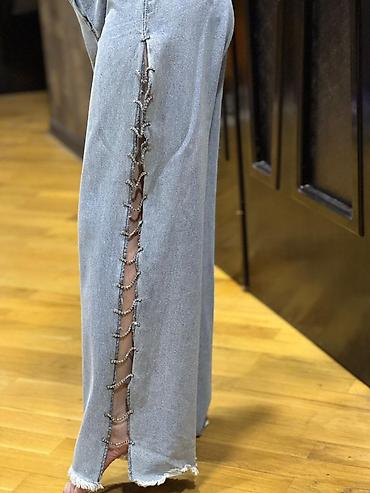 jeans: Qadınlar üçün geniş kəsimli zəncir detallı cins şalvar - Rəng: açıq — 3