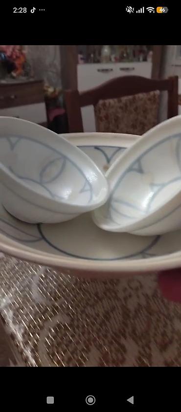 fon: Porcelain qab dəsti – klassik ağ fonda zərif açıq-mavi naxışlarla — 1