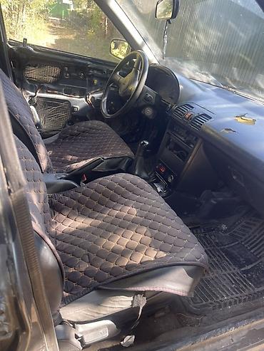 Mazda: Mazda 323: 1990 г., 1.6 л, Механика, Хэтчбэк — 2