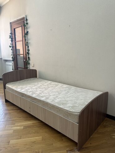 Односпальные кровати: Односпальная кровать, Б/у, С матрасом, Дерево, длина - 220 см