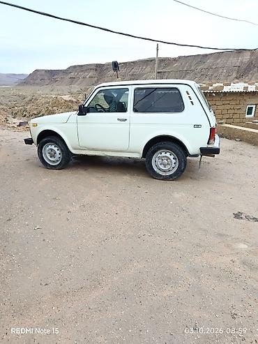 niva diskleri satilir: LADA Niva 4x4, ağ sarı rəngdə, universal kuzov. Xüsusiyyətlər: - Tam — 7
