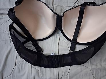 za zene: Crni ženski grudnjak sa čipkom i formiranim korpama. - Model sa žicom — 2