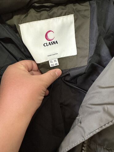 Пуховики и зимние куртки: Продаю 1) зимняя куртка размер 48 - 3000 сом 2) Деми куртка размер — 2