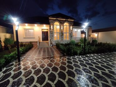 Kafel və metlax: Bej rəngli, düzbucaqlı formalı, təbii daş plitələr. İstənilən interyer — 50