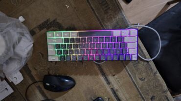 gaming masaustu hazır komputerlər: RGB işıqlı kompakt mexaniki klaviatura - 60% ölçülü layout: oxlar və