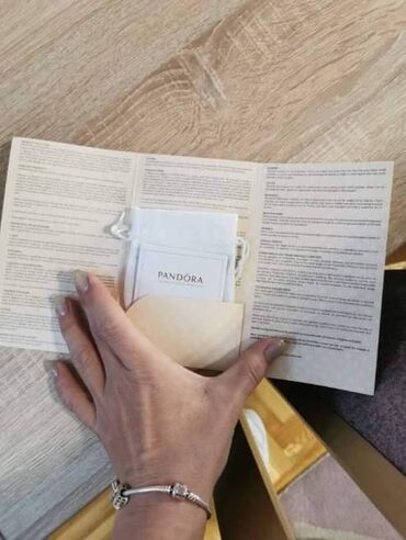 Narukvice: PANDORA narukvica sa original pakovanjem Cena:3600din Set sadrzi — 7