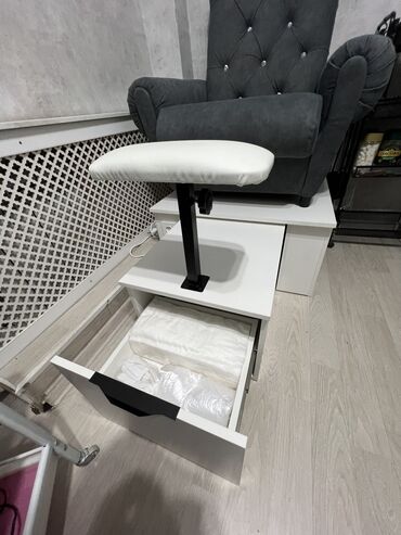 Другое оборудование для салонов красоты: Маникюрный стол Полки под лаки Лабораторный шкаф Шкаф под сухожар — 31