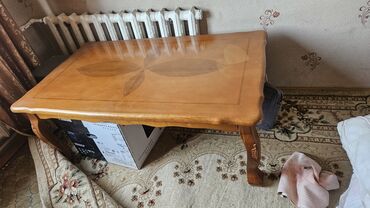 кухонный стеклянный стол: Элегантный журнальный столик с прямоугольной столешницей и резными