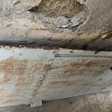 Межкомнатные двери: Metal qapı möhkəm və dayanıqlı tikinti materialı olub, müxtəlif