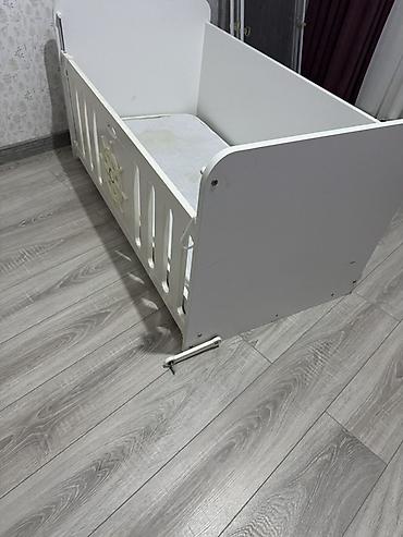 korpə beşiyi: Uşaq beşiyi və alt hissəli komod/çekmece bloku - Rəng: ağ - Material — 1