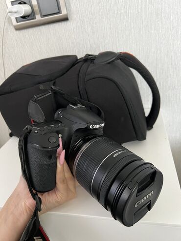 canon pixma: Canon 60D fotokamerası.18-200obyektiv.Çantası zaryatkası üzərində