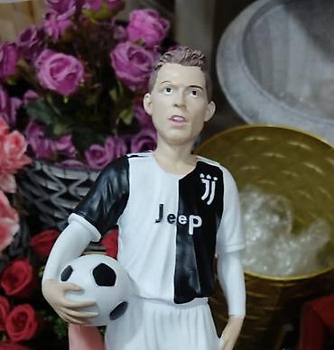 suviner pullar: Futbolcu qələm qabları və suvenir. Boyuk tek Ronaldo keramika 50 — 2
